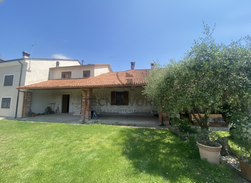 Siamo lieti di presentarvi questa interessante casa a schiera centrale nella suggestiva cornice d...