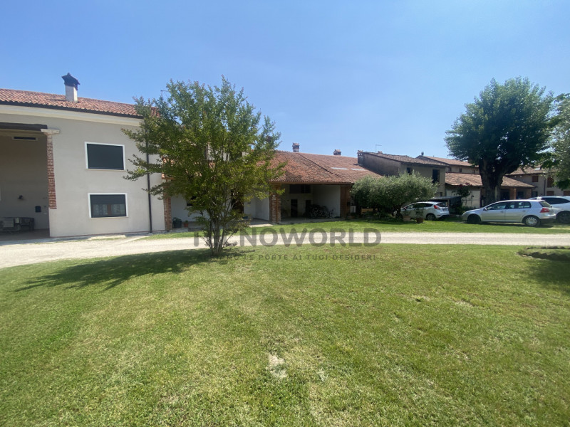 Siamo lieti di presentarvi questa interessante casa a schiera centrale nella suggestiva cornice d...