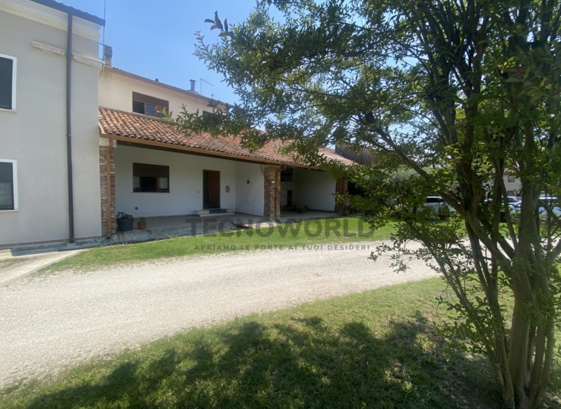 Siamo lieti di presentarvi questa interessante casa a schiera centrale nella suggestiva cornice d...