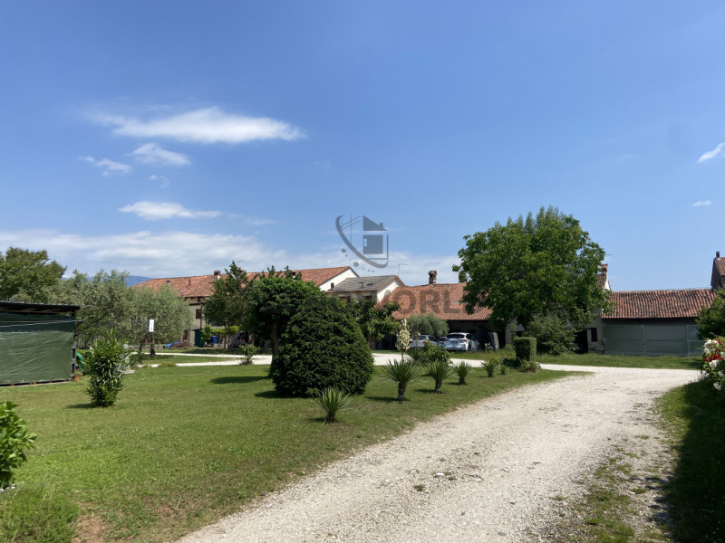 Siamo lieti di presentarvi questa interessante casa a schiera centrale nella suggestiva cornice d...