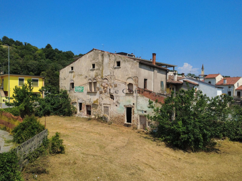 SOSSANO - Nel cuore del centro storico di Sossano, proponiamo in vendita un affascinante casale d...