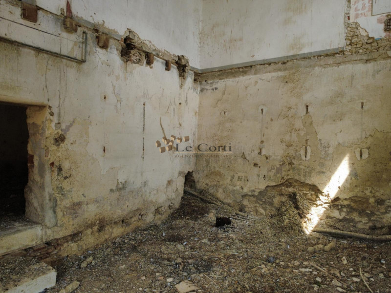 SOSSANO - Nel cuore del centro storico di Sossano, proponiamo in vendita un affascinante casale d...