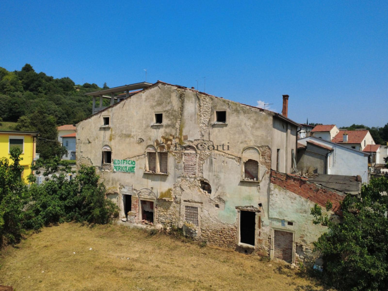 SOSSANO - Nel cuore del centro storico di Sossano, proponiamo in vendita un affascinante casale d...