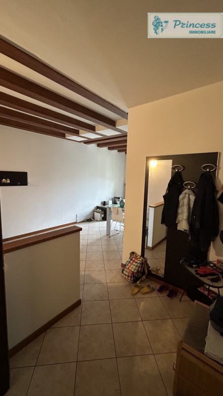 In centro a Schio, proponiamo in vendita un affascinante appartamento quadrilocale completamente ...