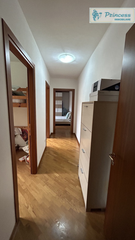 In centro a Schio, proponiamo in vendita un affascinante appartamento quadrilocale completamente ...