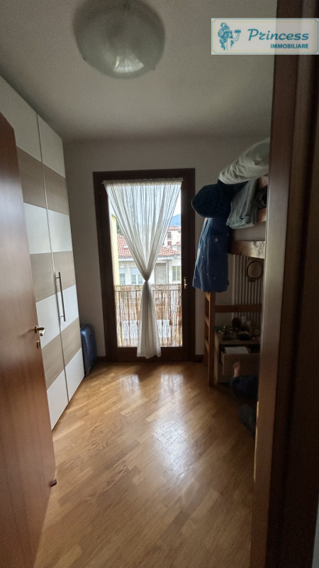 In centro a Schio, proponiamo in vendita un affascinante appartamento quadrilocale completamente ...