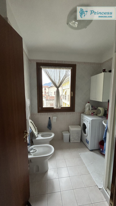 In centro a Schio, proponiamo in vendita un affascinante appartamento quadrilocale completamente ...