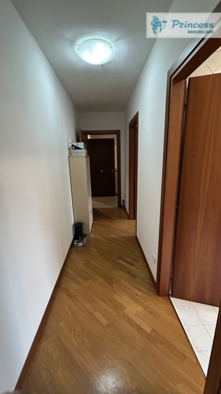 In centro a Schio, proponiamo in vendita un affascinante appartamento quadrilocale completamente ...