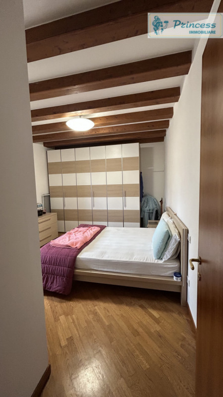 In centro a Schio, proponiamo in vendita un affascinante appartamento quadrilocale completamente ...