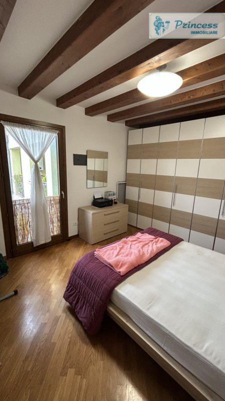 In centro a Schio, proponiamo in vendita un affascinante appartamento quadrilocale completamente ...