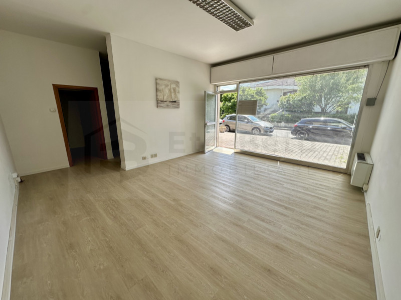 Situato nel centro di Limena, proponiamo in affitto un elegante ufficio ristrutturato nel 2022, i...