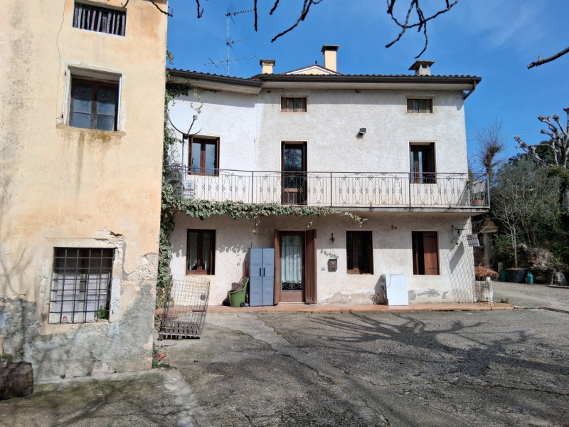 Una casa di corte a San Giovanni in Monte con circa 700 mq di terreno rappresenta una scelta idea...