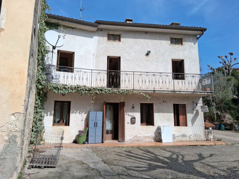 Una casa di corte a San Giovanni in Monte con circa 700 mq di terreno rappresenta una scelta idea...