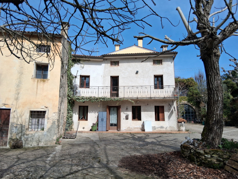 Una casa di corte a San Giovanni in Monte con circa 700 mq di terreno rappresenta una scelta idea...