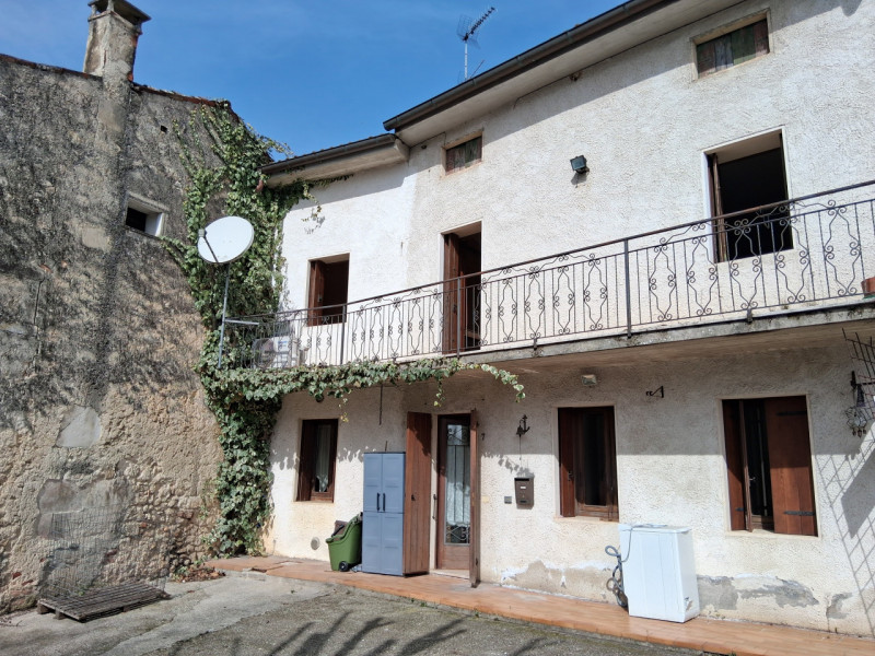 Una casa di corte a San Giovanni in Monte con circa 700 mq di terreno rappresenta una scelta idea...