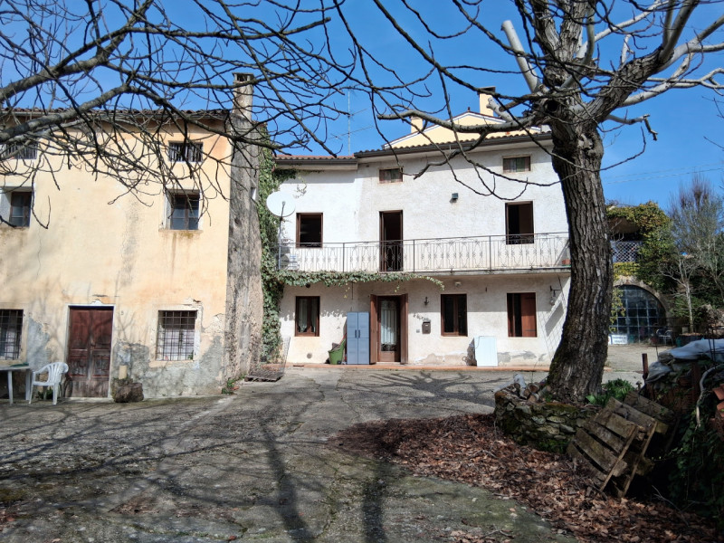 Una casa di corte a San Giovanni in Monte con circa 700 mq di terreno rappresenta una scelta idea...