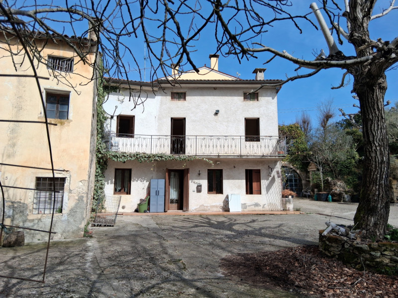 Una casa di corte a San Giovanni in Monte con circa 700 mq di terreno rappresenta una scelta idea...