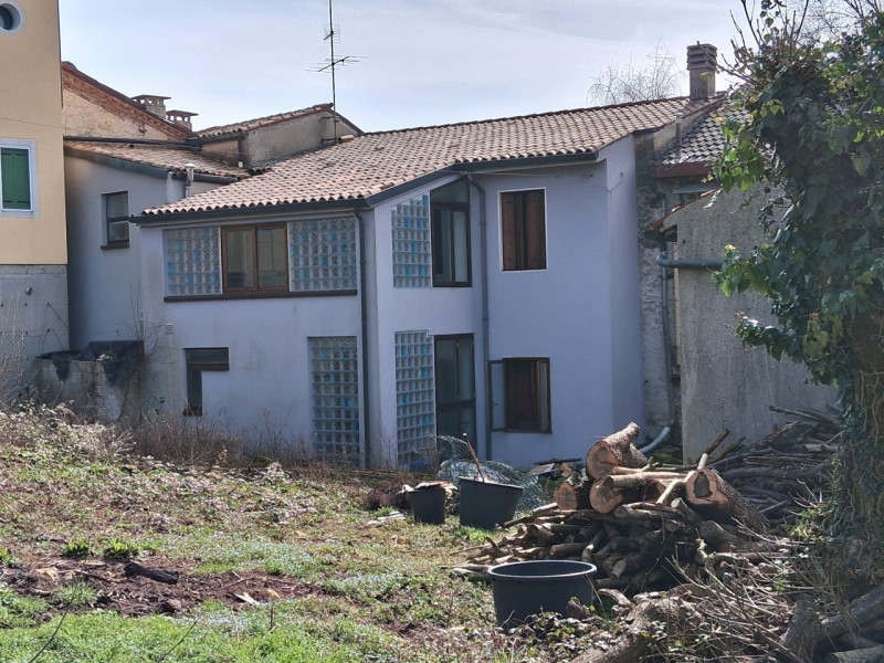 Una casa di corte a San Giovanni in Monte con circa 700 mq di terreno rappresenta una scelta idea...