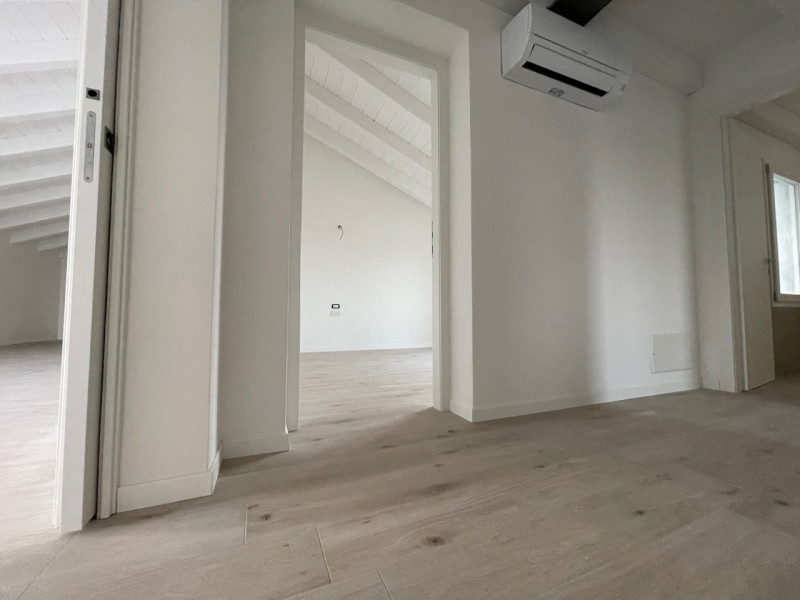 SARMEOLA - RUBANO - PADOVA

Nel cuore residenziale di Sarmeola (Rubano), proponiamo nuovo partico...