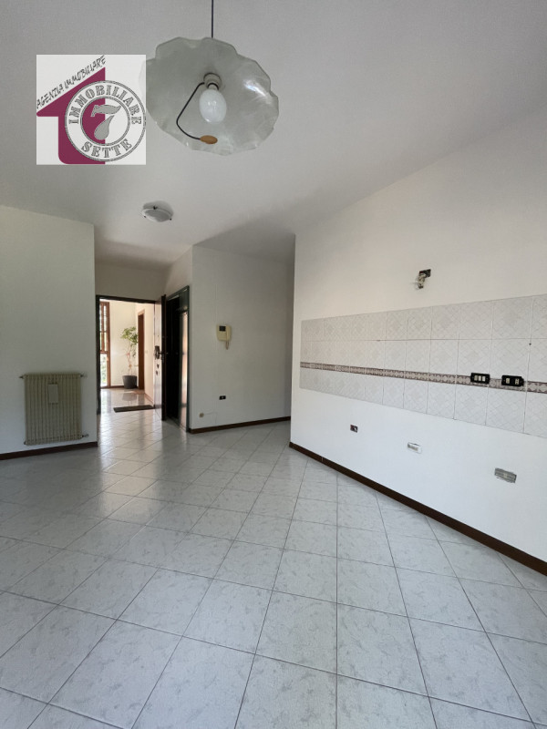 Vendesi MONTA' CENTRO appartamento sviluppato al piano primo su palazzina residenziale, ZONA INTR...