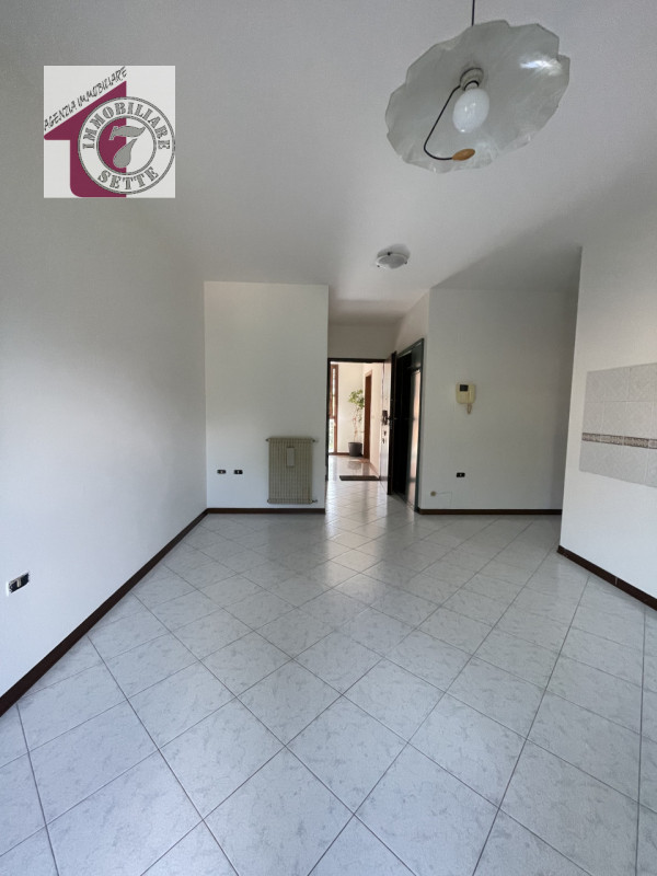Vendesi MONTA' CENTRO appartamento sviluppato al piano primo su palazzina residenziale, ZONA INTR...
