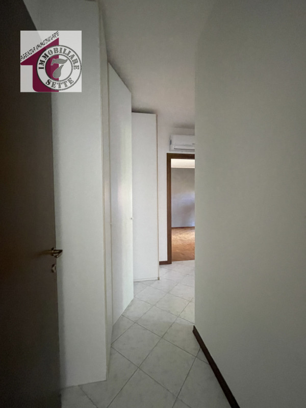 Vendesi MONTA' CENTRO appartamento sviluppato al piano primo su palazzina residenziale, ZONA INTR...
