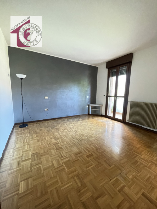 Vendesi MONTA' CENTRO appartamento sviluppato al piano primo su palazzina residenziale, ZONA INTR...
