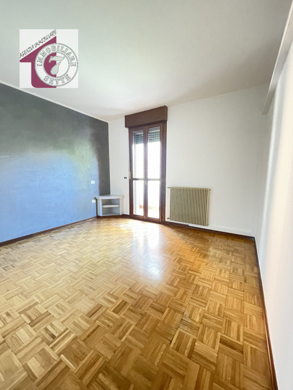 Vendesi MONTA' CENTRO appartamento sviluppato al piano primo su palazzina residenziale, ZONA INTR...