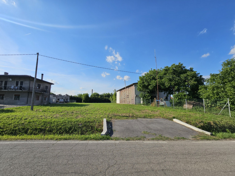 Proponiamo in vendita a Ponso, terreno edificabile residenziale di circa 1770 mq, situato in una ...