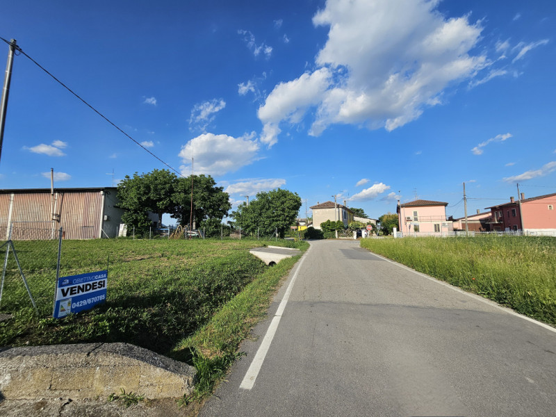 Proponiamo in vendita a Ponso, terreno edificabile residenziale di circa 1770 mq, situato in una ...