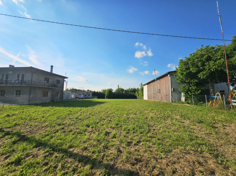 Proponiamo in vendita a Ponso, terreno edificabile residenziale di circa 1770 mq, situato in una ...