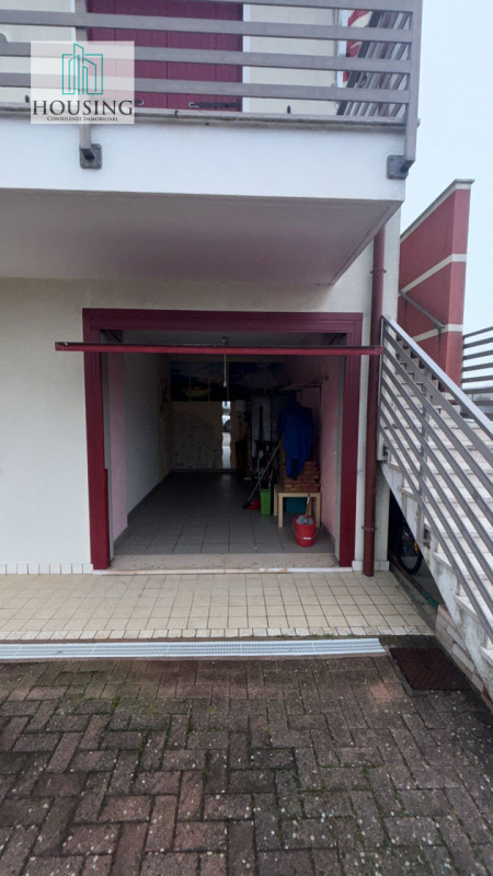 Nel Comune di Jesolo, proponiamo un appartamento al primo ed ultimo piano (senza ascensore) all'i...