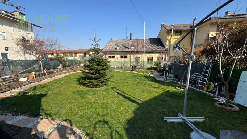 MONTE DI MALO – CENTRO: In posizione centralissima, comoda a tutti i servizi del paese ma immersa...