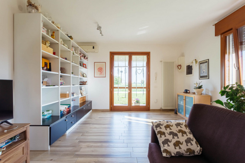 Scopri questa splendida porzione di villa bifamiliare situata nel cuore di Pozzonovo, un comune t...