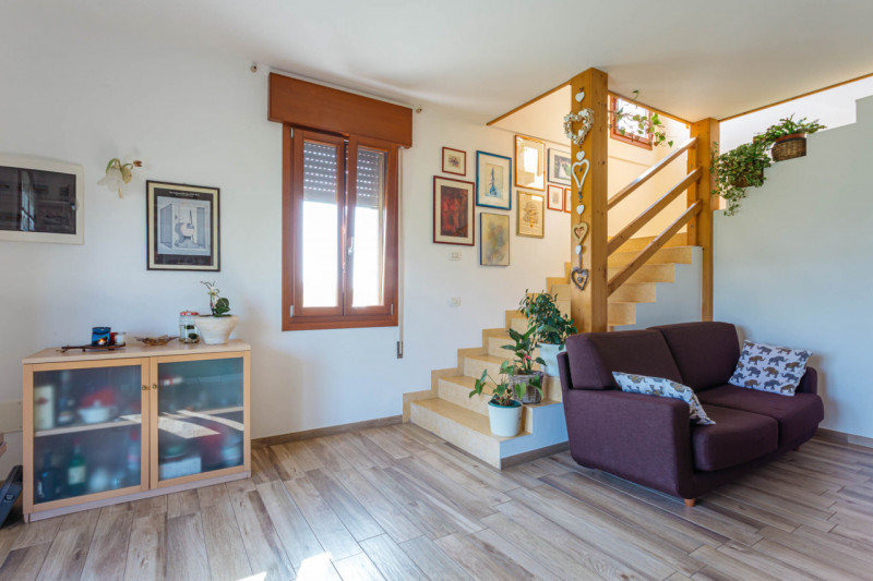 Scopri questa splendida porzione di villa bifamiliare situata nel cuore di Pozzonovo, un comune t...