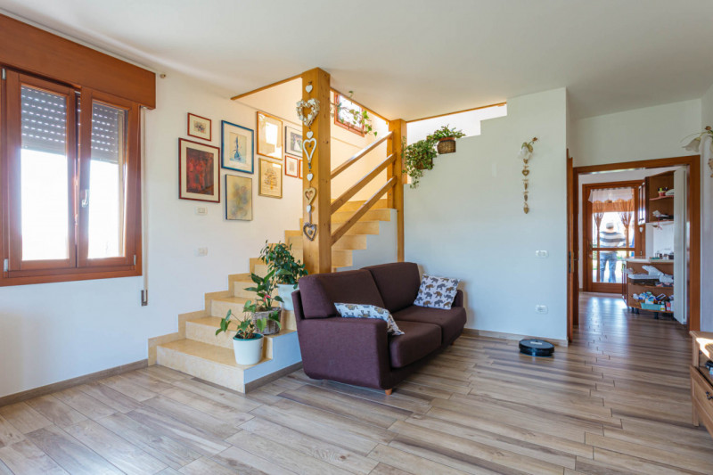 Scopri questa splendida porzione di villa bifamiliare situata nel cuore di Pozzonovo, un comune t...