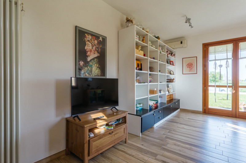Scopri questa splendida porzione di villa bifamiliare situata nel cuore di Pozzonovo, un comune t...