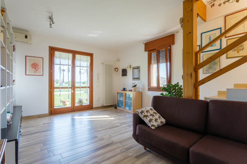Scopri questa splendida porzione di villa bifamiliare situata nel cuore di Pozzonovo, un comune t...