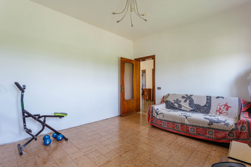 Scopri questa splendida porzione di villa bifamiliare situata nel cuore di Pozzonovo, un comune t...