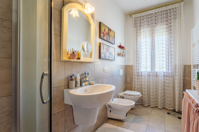 Scopri questa splendida porzione di villa bifamiliare situata nel cuore di Pozzonovo, un comune t...