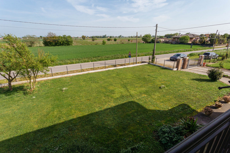 Scopri questa splendida porzione di villa bifamiliare situata nel cuore di Pozzonovo, un comune t...