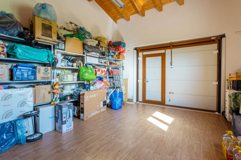 Scopri questa splendida porzione di villa bifamiliare situata nel cuore di Pozzonovo, un comune t...