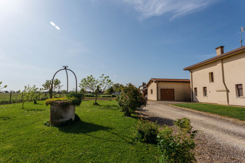Scopri questa splendida porzione di villa bifamiliare situata nel cuore di Pozzonovo, un comune t...