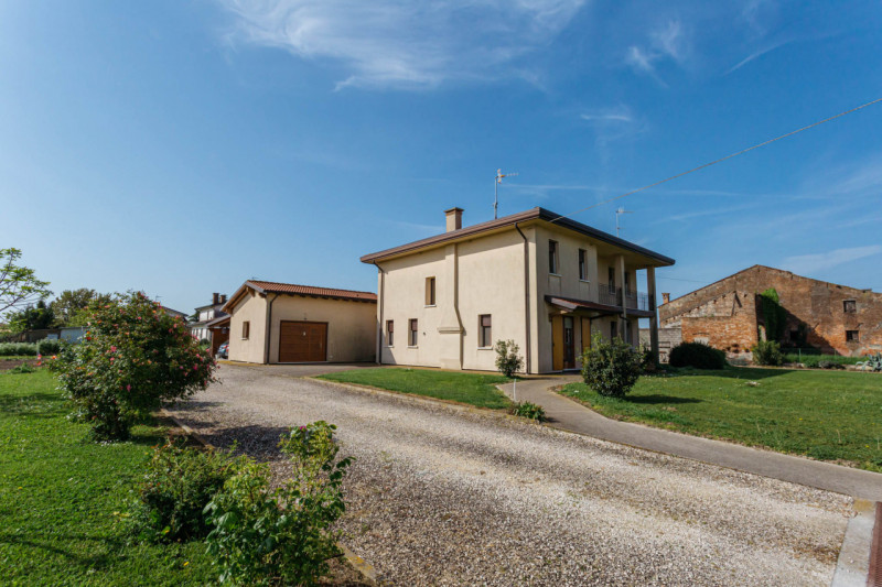 Scopri questa splendida porzione di villa bifamiliare situata nel cuore di Pozzonovo, un comune t...