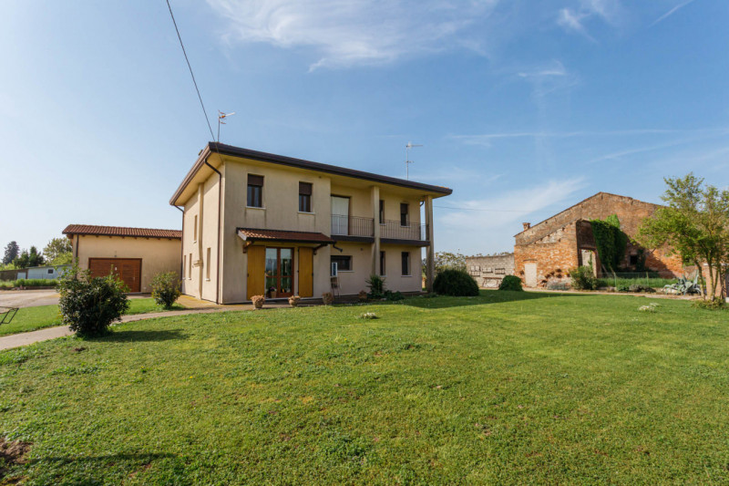 Scopri questa splendida porzione di villa bifamiliare situata nel cuore di Pozzonovo, un comune t...