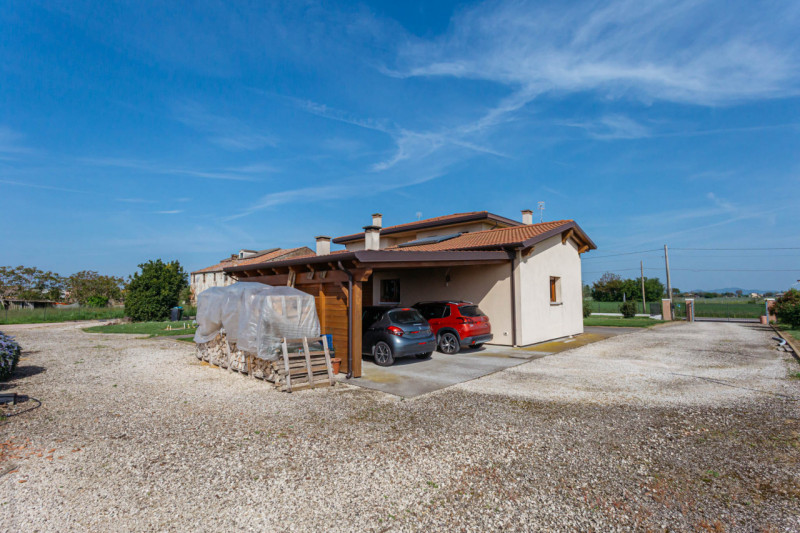 Scopri questa splendida porzione di villa bifamiliare situata nel cuore di Pozzonovo, un comune t...