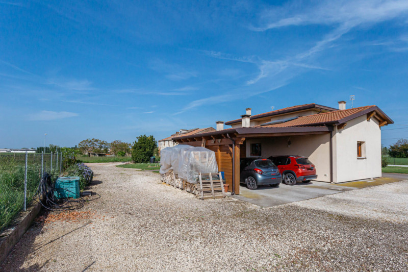 Scopri questa splendida porzione di villa bifamiliare situata nel cuore di Pozzonovo, un comune t...