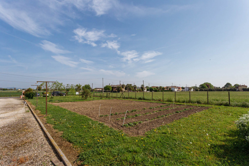 Scopri questa splendida porzione di villa bifamiliare situata nel cuore di Pozzonovo, un comune t...