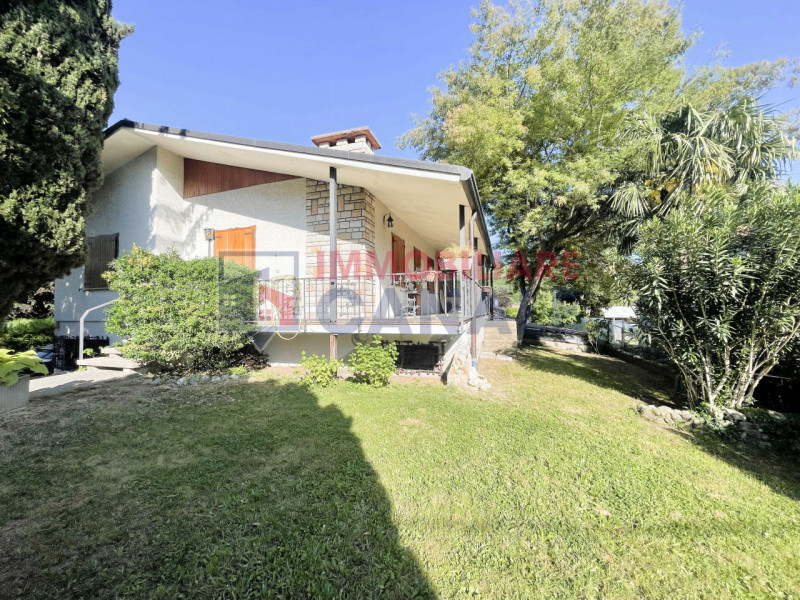 A Chiuppano, in tranquilla e ricercata zona residenziale immersa nel verde, proponiamo ampia porz...