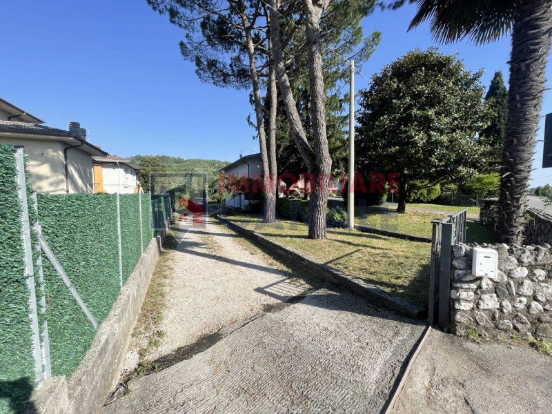 A Chiuppano, in tranquilla e ricercata zona residenziale immersa nel verde, proponiamo ampia porz...